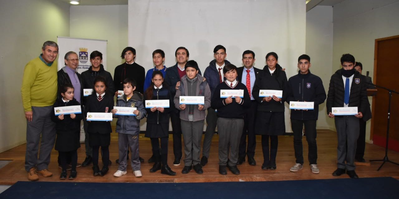Municipio andino entregó 200 becas de útiles escolares a alumnos de enseñanza básica y media