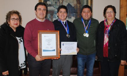 Alumnos de Escuela el Sauce reciben certificado de participación para exposición científica en Emiratos Árabes Unidos