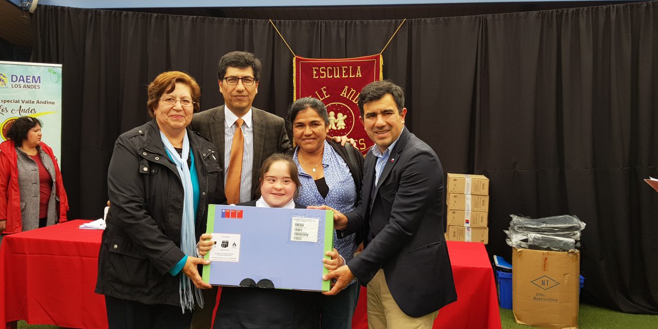 Estudiantes de Escuela Especial Valle Andino reciben su primer computador