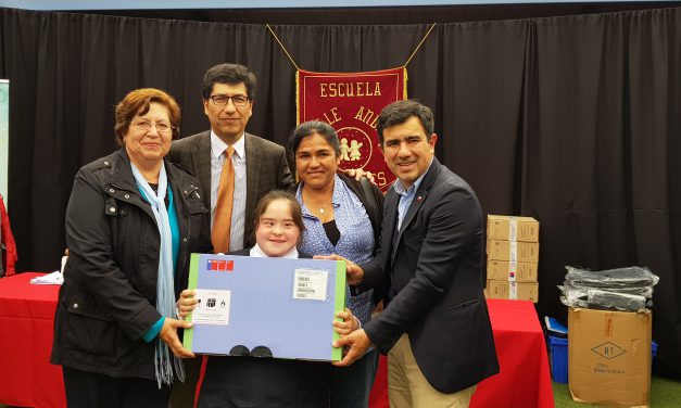 Estudiantes de Escuela Especial Valle Andino reciben su primer computador