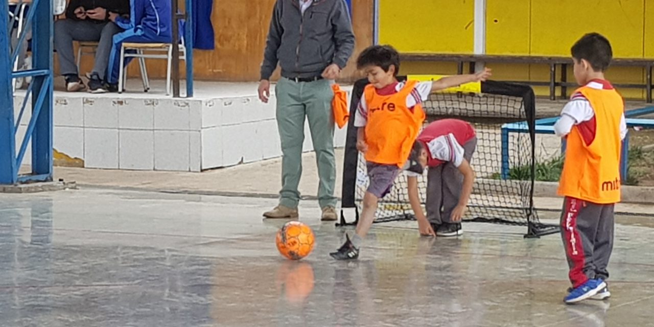 Alumnos de pre básica dejan todo en la cancha en segundo torneo de fútbol calle en Escuela Ignacio Carrera Pinto