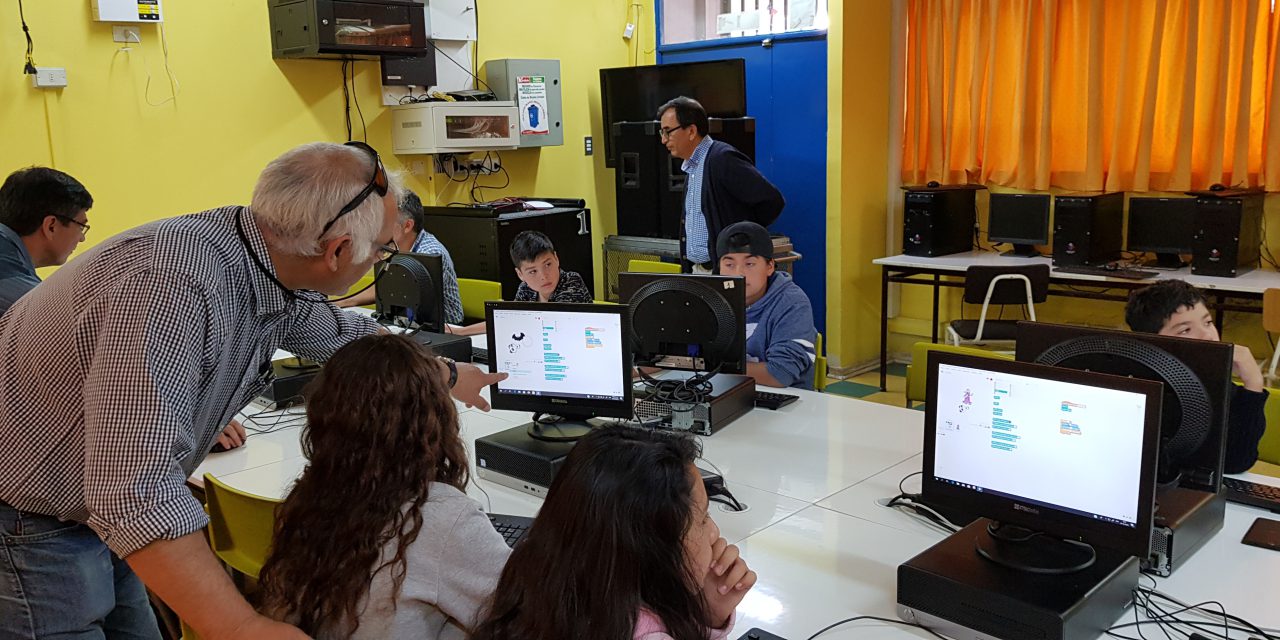 Estudiantes de Escuela John Kennedy se capacitan en programación