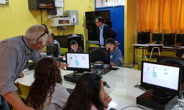 Estudiantes de Escuela John Kennedy se capacitan en programación