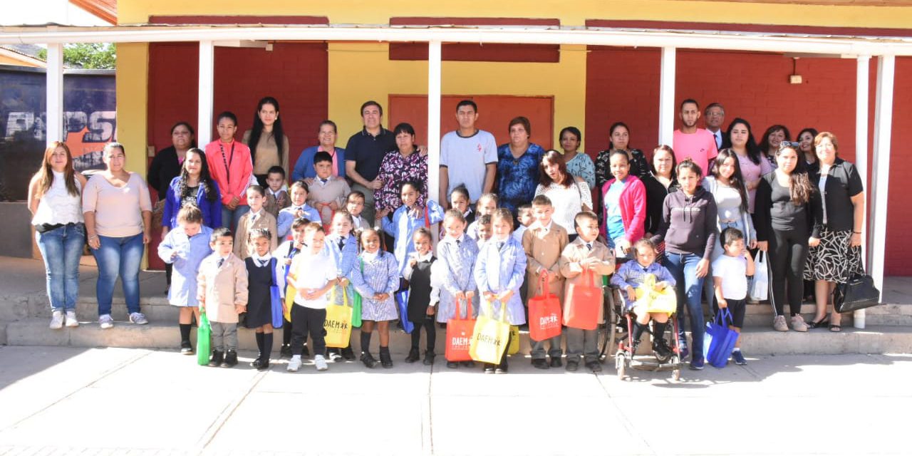 Más de 1300 alumnos de la educación municipal de Los Andes reciben pack de útiles escolares