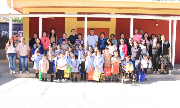 Más de 1300 alumnos de la educación municipal de Los Andes reciben pack de útiles escolares