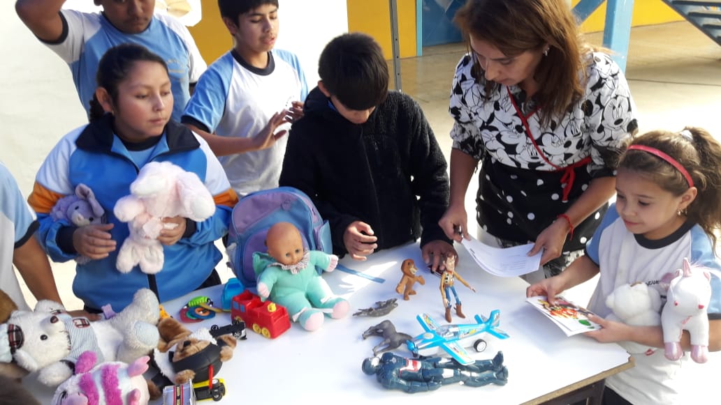 Escuela John Kennedy realiza feria de trueque en día de convivencia escolar