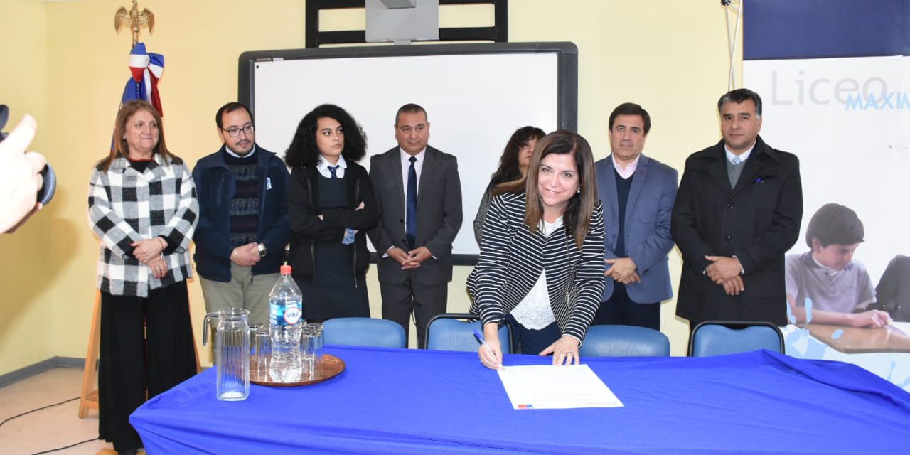 Liceo Maximiliano Salas Marchán firma compromiso del programa Liceos Bicentenarios 2019