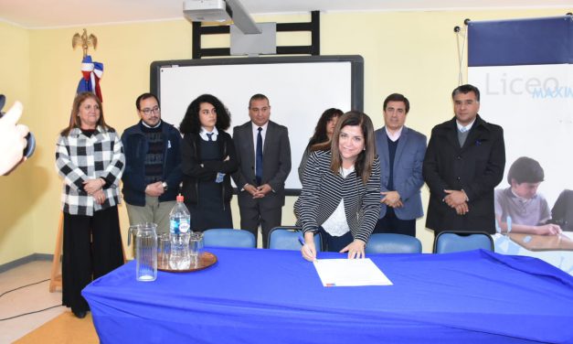 Liceo Maximiliano Salas Marchán firma compromiso del programa Liceos Bicentenarios 2019