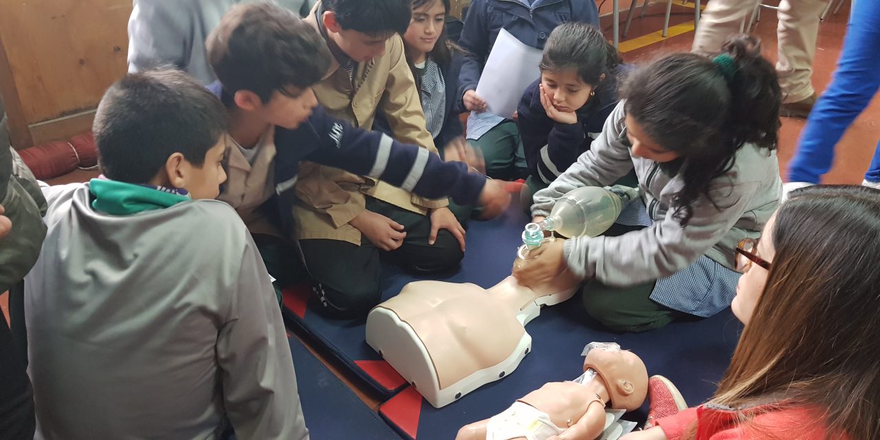 Alumnos de Escuela Río Blanco aprenden sobre reanimación cardiopulmonar