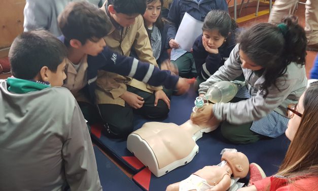 Alumnos de Escuela Río Blanco aprenden sobre reanimación cardiopulmonar