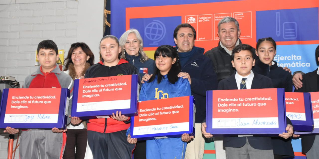 Estudiantes de Los Andes reciben computadores de las becas TIC de Junaeb