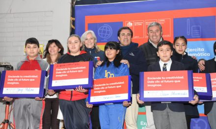 Estudiantes de Los Andes reciben computadores de las becas TIC de Junaeb