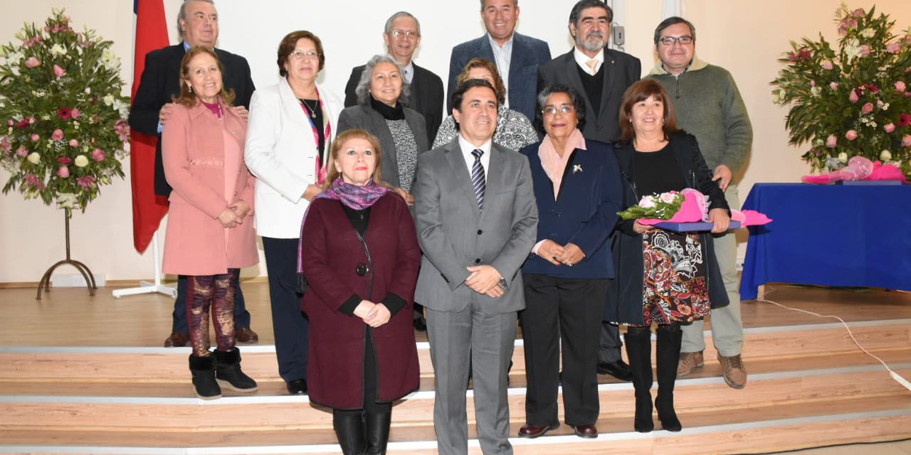 Con emotivo homenaje comunidad reconoce a docentes que pasan a retiro