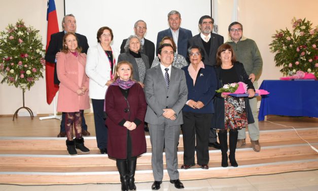 Con emotivo homenaje comunidad reconoce a docentes que pasan a retiro