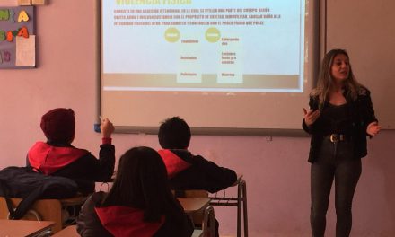 En Escuela España dialogan sobre prevención de la violencia en el pololeo