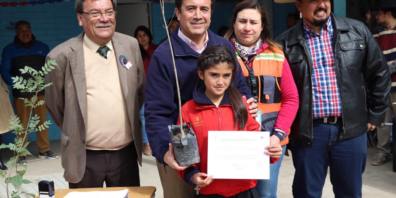 Comprometidos con el medio ambiente alumnos de Escuela Río Blanco adoptan árboles frutales