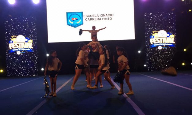 Equipo de cheerleader de escuela Ignacio Carrera Pinto destaca en torneo metropolitano