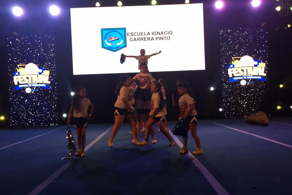 Equipo de cheerleader de escuela Ignacio Carrera Pinto destaca en torneo metropolitano