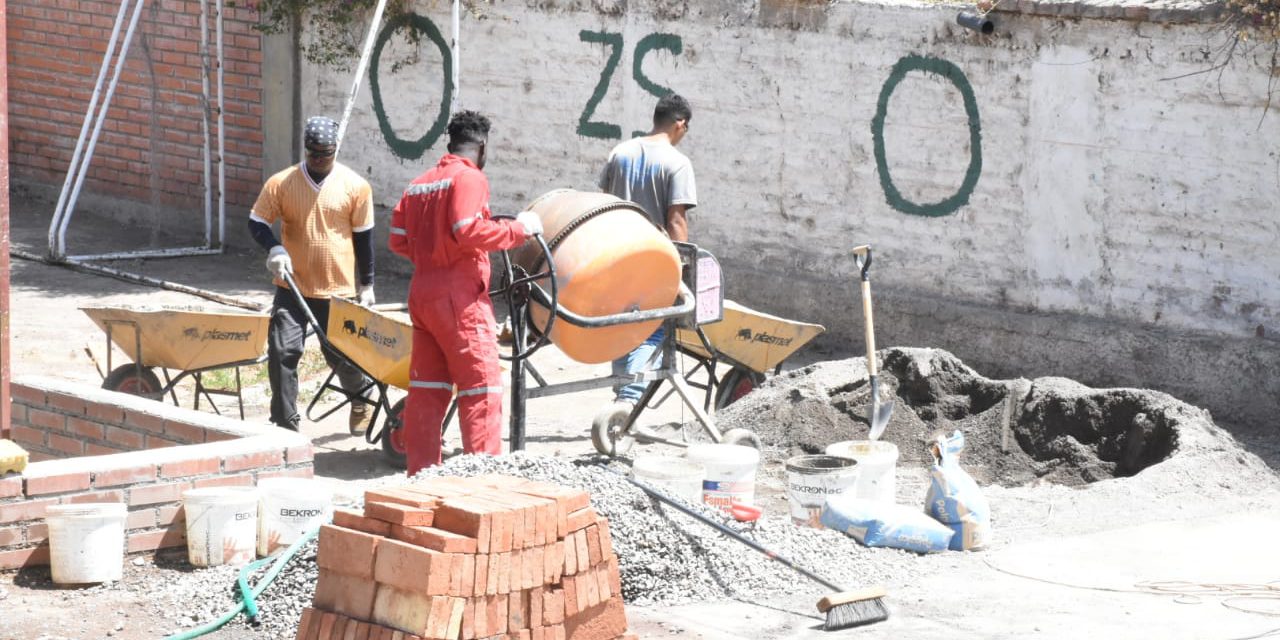 Avanza instalación de tensoestructuras en patios de colegios municipales de Los Andes