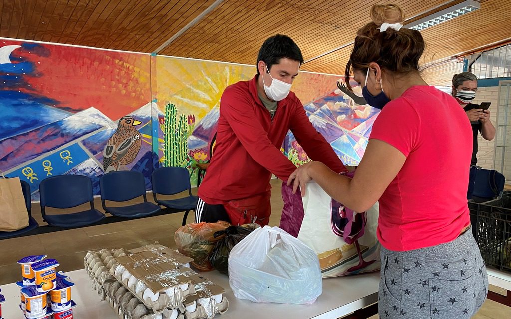 Liceo República Argentina entrega cajas de mercadería a familias afectadas por crisis sanitaria