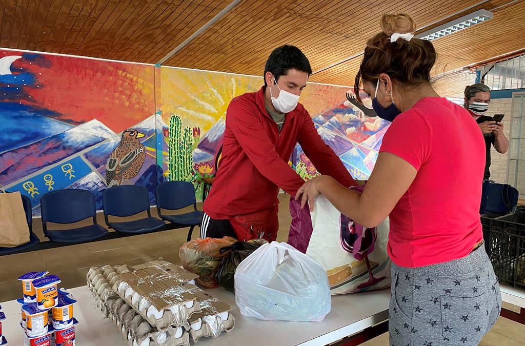 Liceo República Argentina entrega cajas de mercadería a familias afectadas por crisis sanitaria