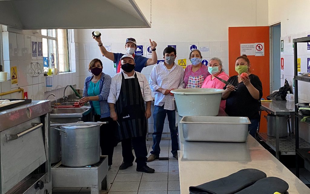 En Escuela Gabriela Mistral organizan olla solidaria y reúnen alimentos para familias del sector