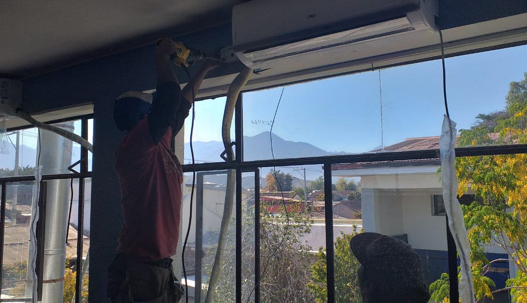 Avanza instalación de climatización en establecimientos municipales de Los Andes
