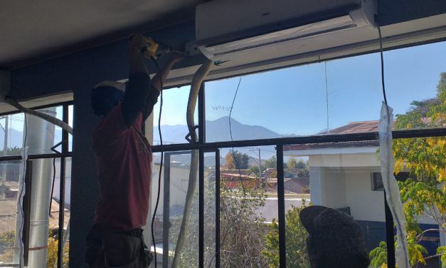 Avanza instalación de climatización en establecimientos municipales de Los Andes