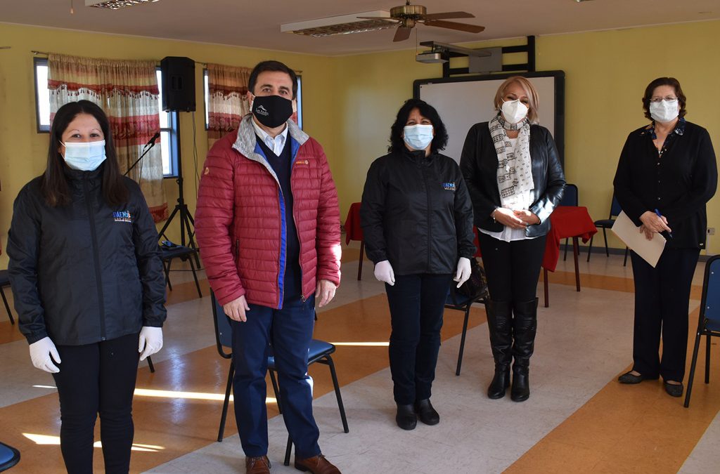 Asistentes de la Educación de Los Andes reciben implementación en vestimenta institucional