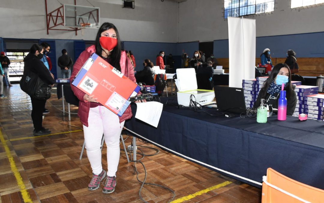 Estudiantes andinos reciben computadores de Programa Becas TIC de Junaeb