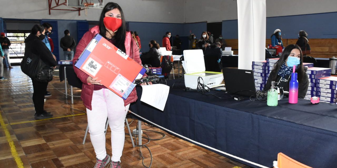 Estudiantes andinos reciben computadores de Programa Becas TIC de Junaeb