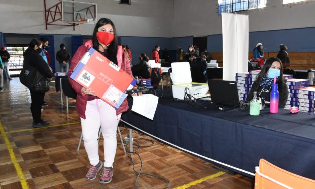 Estudiantes andinos reciben computadores de Programa Becas TIC de Junaeb