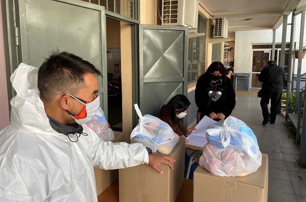 CEIA Dr. Osvaldo Rojas entrega cajas de alimentación a 200 alumnos del establecimiento educacional