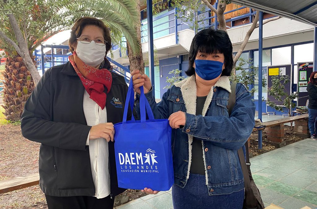 Alumnos de la educación municipal reciben kits de conectividad para seguir clases online