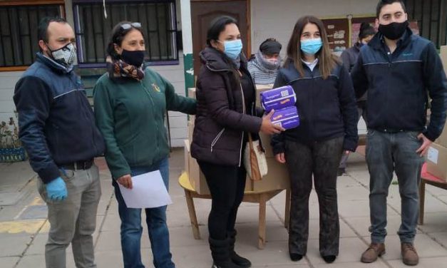 Jardines infantiles Portalitos de Daniela y Luz de Luna reciben donación de pañales