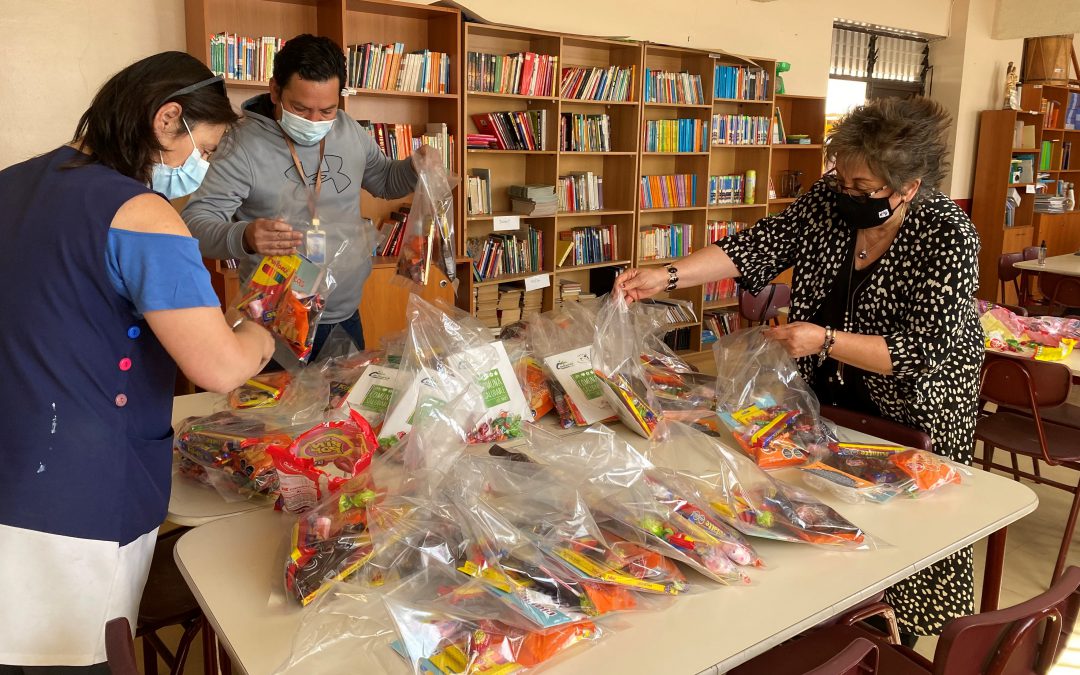 Alumnos de Escuela El Sauce recibieron golosinas en celebración de Halloween