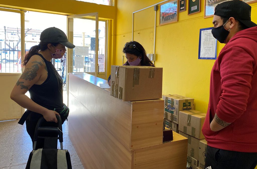 “Grupo de Emergencia” de Escuela España entrega apoyo social a más de cien familias