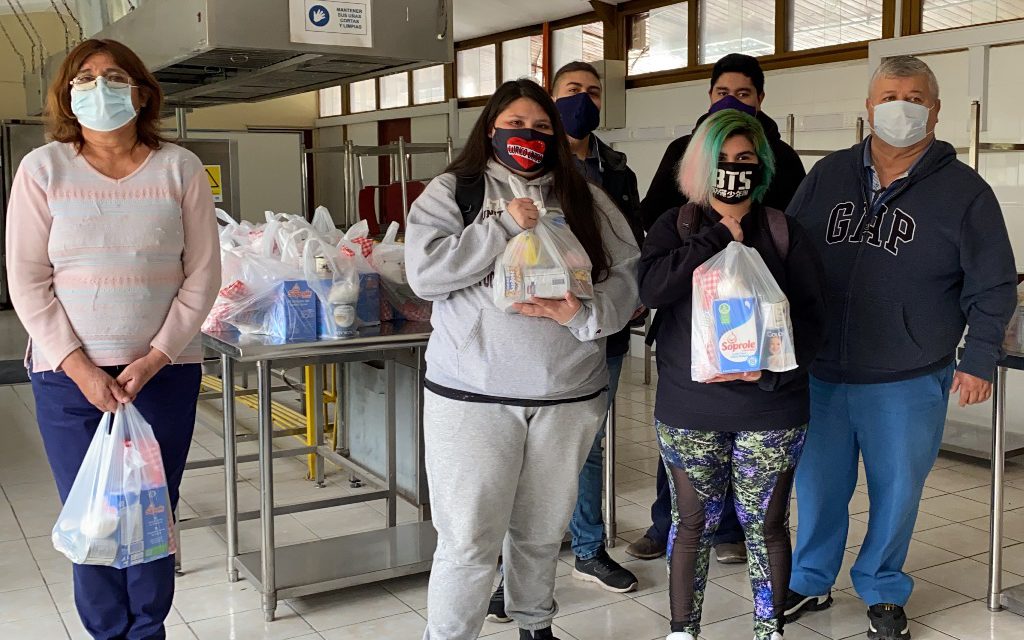 Alumnos de Gastronomía de Liceo Amancay reciben productos para practicar recetas en casa