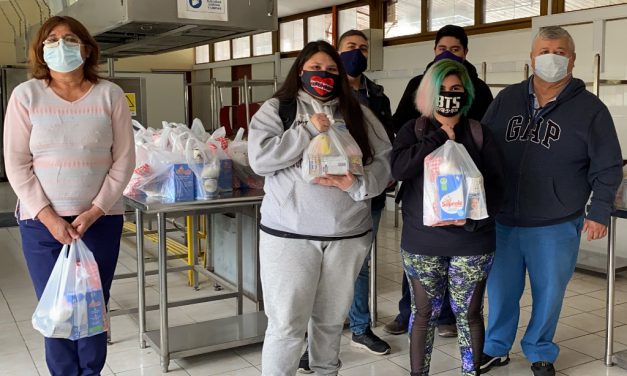 Alumnos de Gastronomía de Liceo Amancay reciben productos para practicar recetas en casa