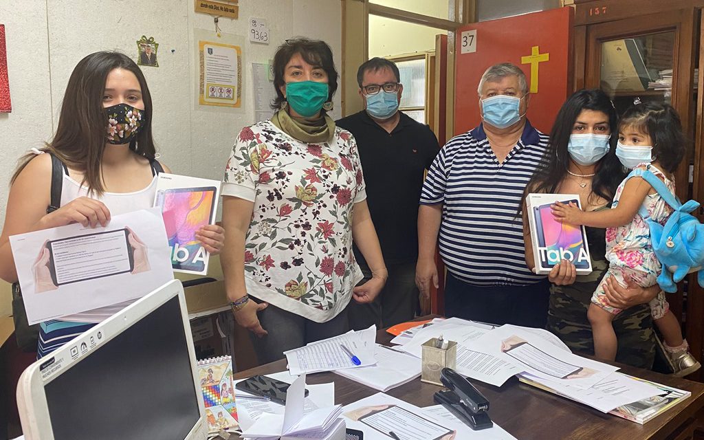 Recibiendo modernas tablets, alumnos de Liceo Técnico Amancay inician sus prácticas profesionales