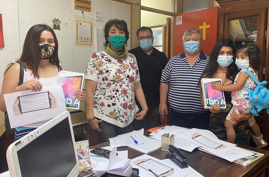 Recibiendo modernas tablets, alumnos de Liceo Técnico Amancay inician sus prácticas profesionales