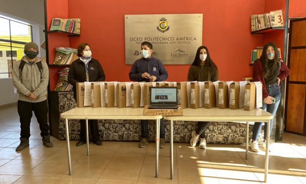 Entregan computadores portátiles a alumnos del sistema municipal de educación