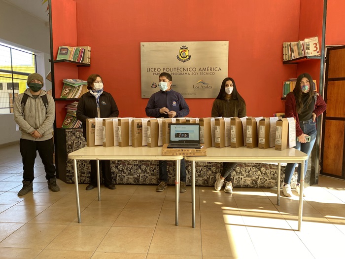 Entregan computadores portátiles a alumnos del sistema municipal de educación