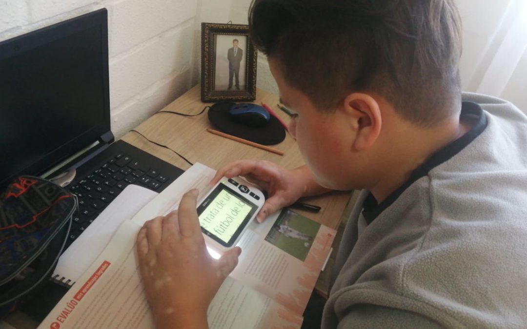 A través del Programa de Integración Escolar de Los Andes, estudiantes con dificultades visuales reciben ayudas técnicas