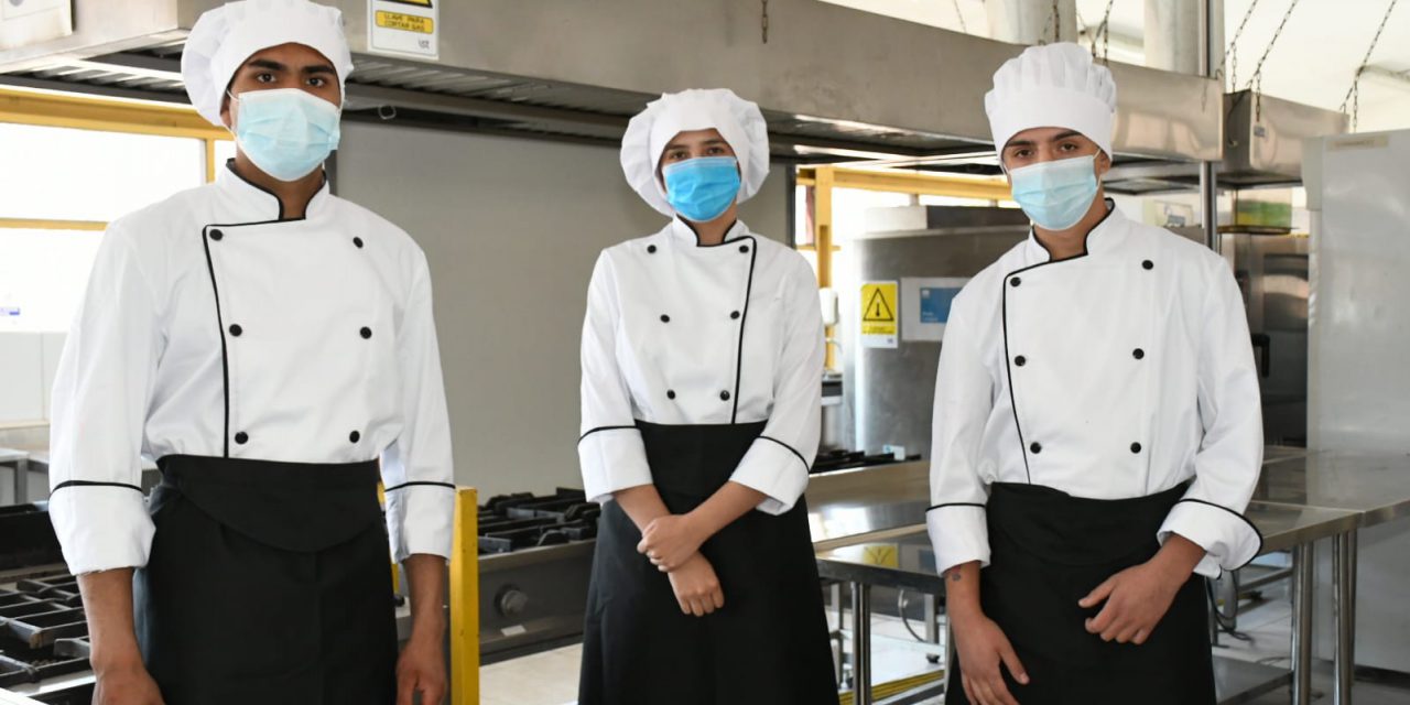 En el día de la Educación Técnico Profesional estudiantes del Liceo Bicentenario Técnico Amancay reciben sus nuevos uniformes