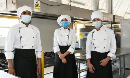 En el día de la Educación Técnico Profesional estudiantes del Liceo Bicentenario Técnico Amancay reciben sus nuevos uniformes