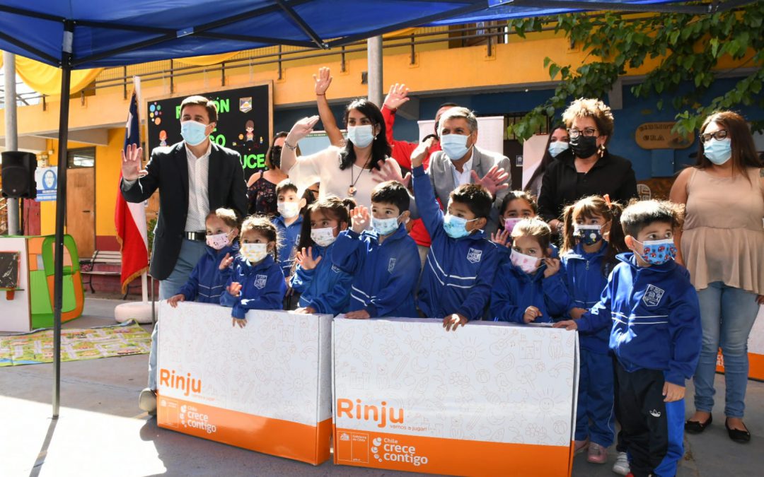 Con la visita de la Ministra Karla Rubilar, niños de pre kínder de la Escuela El Sauce recibieron su Rincón de Juegos