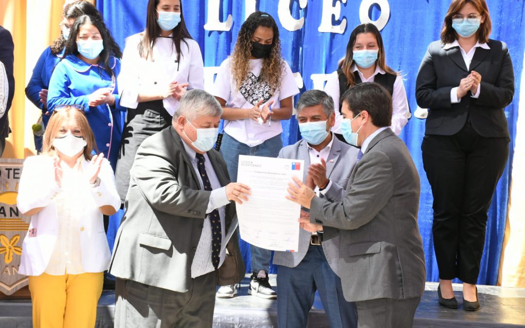 Liceo Técnico Amancay firma “Compromiso Bicentenario 2021” de excelencia educativa
