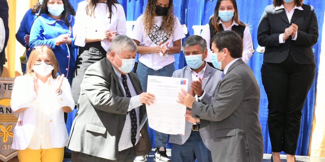 Liceo Técnico Amancay firma “Compromiso Bicentenario 2021” de excelencia educativa