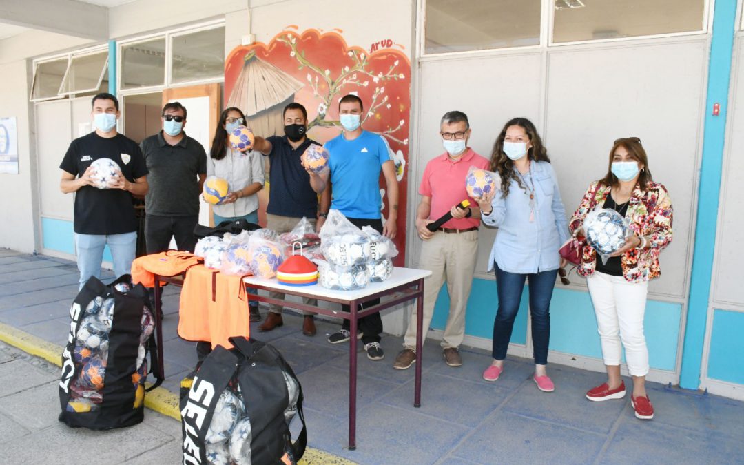 Establecimientos municipales reciben implementación deportiva de parte del IND